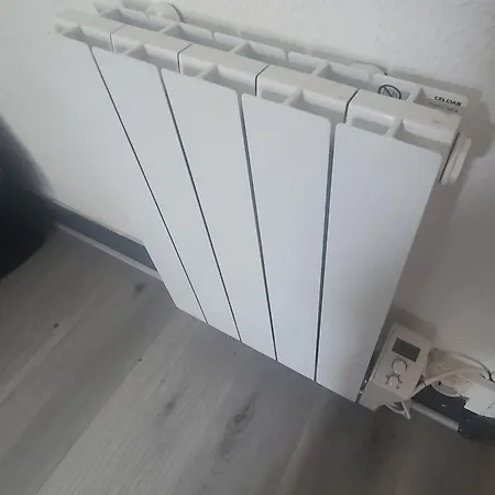 Centre Dans Immeuble Refait A Neuf - Entree Autonome - Internet