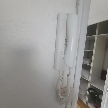 Centre Dans Immeuble Refait A Neuf - Entree Autonome - Internet Brest